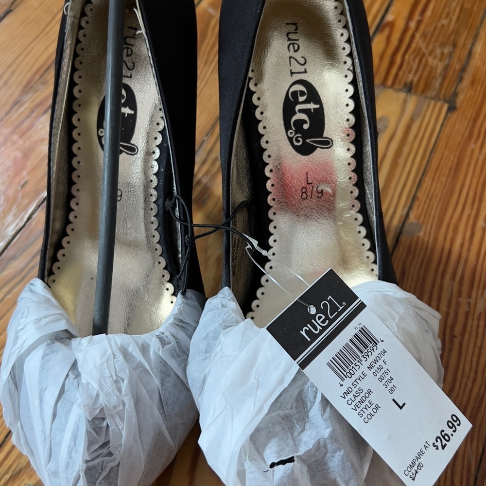 Rue21 Black and Gold Round-Toe Women's Heels